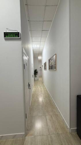 een lege hal in een kantoorgebouw met een hal bij Ugolok Xostel in Yakkasaray