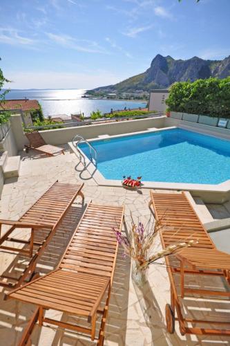 Holiday Home Geräumiges Ferienhaus in Omiš mit Privatem Pool by Interhome