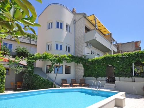 Holiday Home Geräumiges Ferienhaus in Omiš mit Privatem Pool by Interhome