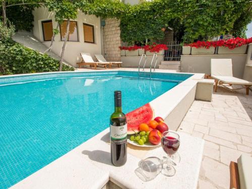 Holiday Home Geräumiges Ferienhaus in Omiš mit Privatem Pool by Interhome