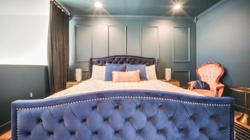 Giường trong phòng chung tại Modern Condo in the Vibrant NuLu District