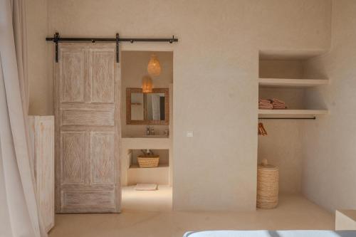 索维拉Lalla Essaouira, Villa Najma avec piscine pour 15 personnes的卧室设有门和镜子