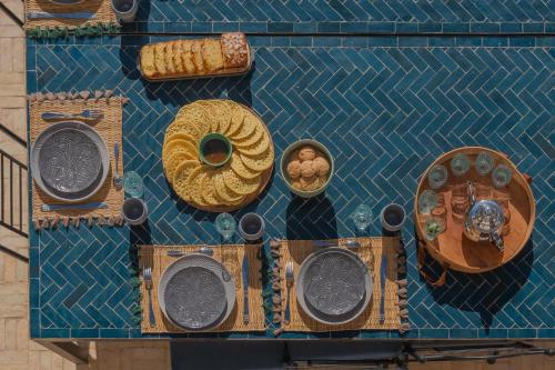 索维拉Lalla Essaouira, Villa Najma avec piscine pour 15 personnes的俯视图，可以看到一张摆放着许多不同物品的桌子。