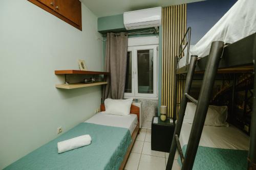 ein kleines Schlafzimmer mit 2 Etagenbetten und einem Fenster in der Unterkunft Sunny home crete in Ierápetra