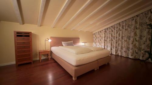 una camera da letto con un letto, un comò e una finestra di Halden Hills a Rungelin