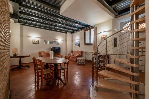 GuestHost - Palazzo Costaguti in the Heart of Rome