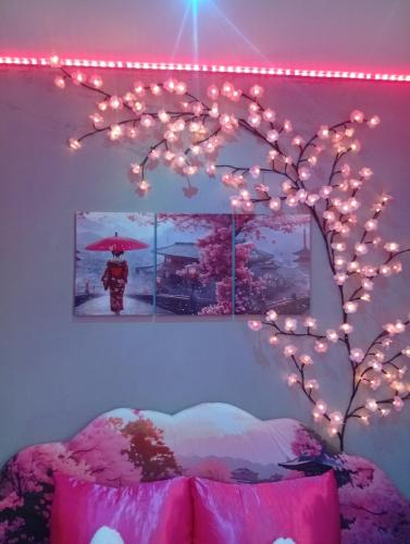 - une chambre avec un lit et un arbre éclairé dans l'établissement les cités romance le Tokyo, à Carcassonne