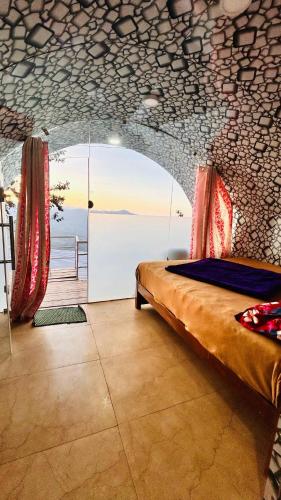 una camera da letto con un letto e vista sull'oceano di D Classicals a Kodaikānāl