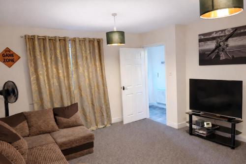 TV a/nebo společenská místnost v ubytování Cosy 2-Bedroom House