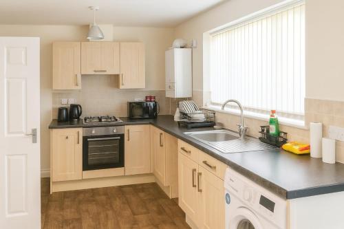 Kuchyň nebo kuchyňský kout v ubytování Cosy 2-Bedroom House