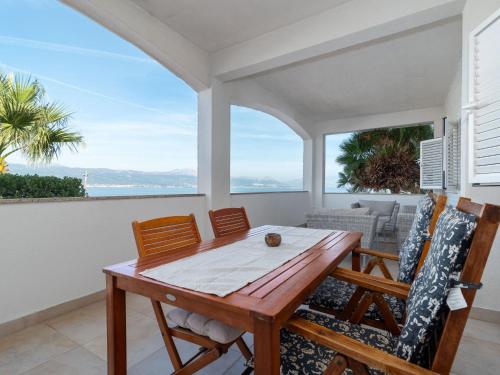 Apartment Wohnung Anita mit großem Balkon und Meerblick by Interhome