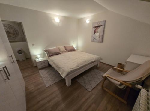 een kleine slaapkamer met een bed in een kamer bij Villa Bella Vista in Gačice