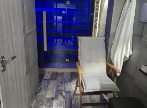 een hal met een witte stoel en een deur bij Villa Bella Vista in Gačice