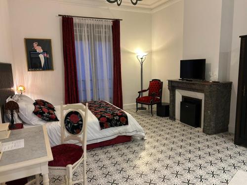 ein Hotelzimmer mit Bett und Kamin in der Unterkunft Villa Meyer Demeure Remarquable chambre d'hôtes standing indépendante in Béziers