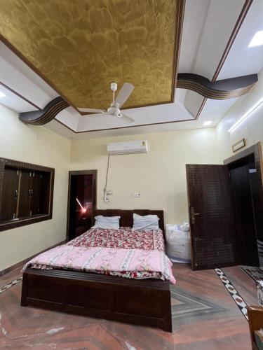 a bedroom with a bed in a room at Pragya Farmhouse in Jodhpur