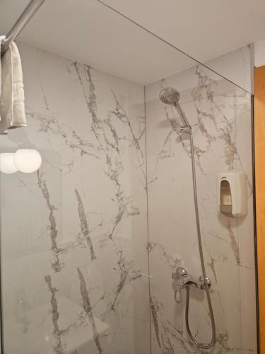 Et badeværelse på Apartamentos Ciudad Santiago