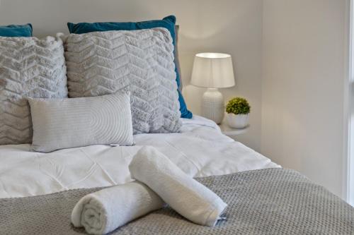 En eller flere senge i et værelse på LUXURY PET-FRIENDLY's BENDIGO ACCOMMODATION 4 BEDROOM 2 BATHROOMS ENTIRE HOME WALK TO BENDIGO CBD LAKE EASTER FESTIVAL Bendigo Regional Tennis Centre BRTC Central Deborah Gold Mine Bendigo Art Gallery Golden Dragon Museum Rosalind Park The Great Stupa