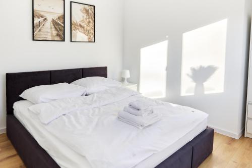a white bed with white sheets and white pillows at Park & Town Apartment in Drawsko Pomorskie