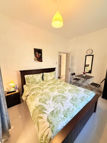 Giường trong phòng chung tại Emira Haven