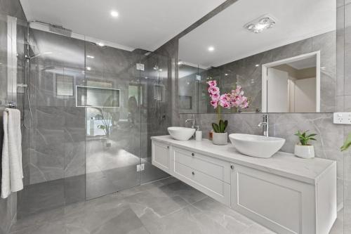 Et badeværelse på LUXURY PET-FRIENDLY's BENDIGO ACCOMMODATION 4 BEDROOM 2 BATHROOMS ENTIRE HOME WALK TO BENDIGO CBD LAKE EASTER FESTIVAL Bendigo Regional Tennis Centre BRTC Central Deborah Gold Mine Bendigo Art Gallery Golden Dragon Museum Rosalind Park The Great Stupa