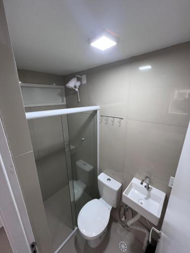 een badkamer met toilet, douche en wastafel bij Pousada Pergentino in Maceió