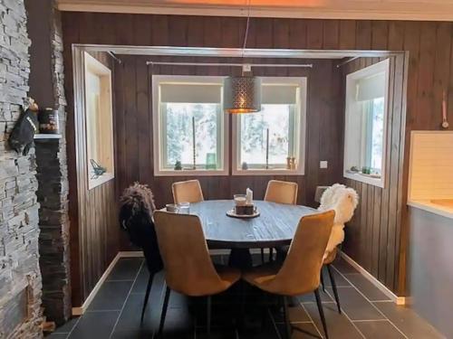 ein Esszimmer mit Tisch und Stühlen in der Unterkunft Cabin With Mountain View In Solberglia in Østby