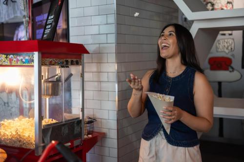 Oaspeți care stau la Radisson RED Dubai Silicon Oasis