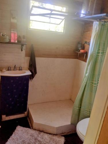 a bathroom with a tub and a sink and a toilet at Casita isleña in Tigre