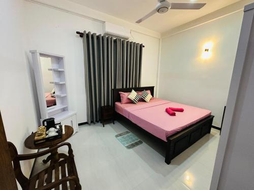 En eller flere senge i et værelse på Ceylon Good Vibes Villa