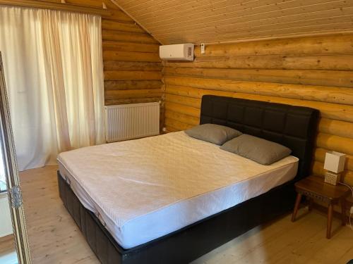 Giường trong phòng chung tại Wooden House