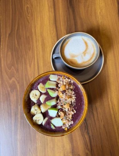 eine Schüssel mit Obst und eine Tasse Kaffee in der Unterkunft Ima Ganga Hotel - Aesthetic, Quite Mountain View Rooms In Upper Tapovan with netflix, free airport pickup for 7 or more nights booking in Rishikesh