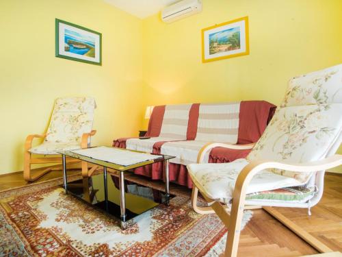 Apartment Familienwohnung in Malinska by Interhome