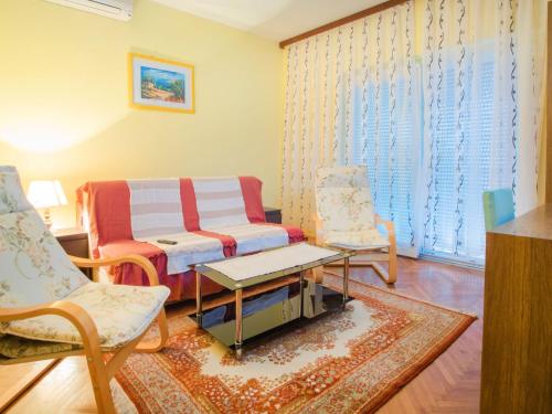 Apartment Familienwohnung in Malinska by Interhome
