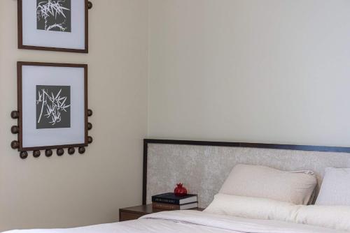 Ένα ή περισσότερα κρεβάτια σε δωμάτιο στο The Poet Den with 120 inch screen