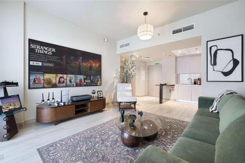 Μια τηλεόραση ή/και κέντρο ψυχαγωγίας στο The Poet Den with 120 inch screen