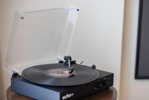 une platine vinyle avec un disque vinyle dessus dans l'établissement The Poet Den with 120 inch screen, à Yas Island