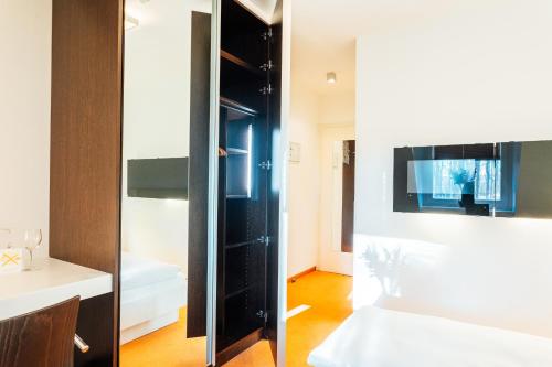 ein Badezimmer mit einem schwarzen Schrank und einem Waschbecken in der Unterkunft Heideblick - Tagungs- und Freizeithotel an der Lüneburger Heide in Jesteburg