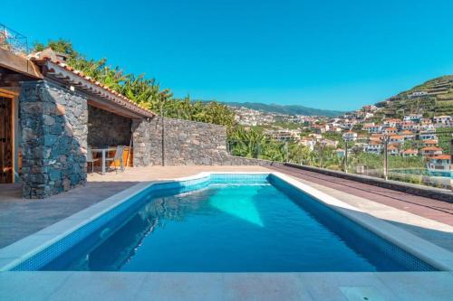 een zwembad voor een huis bij Camara De Lobos Lux Villa in Câmara de Lobos