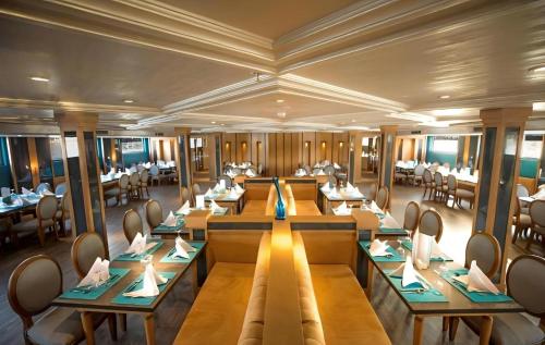 Una representación de un restaurante con mesas y sillas. en Nile cruise from Luxor to Aswan 4 nights From Aswan to Luxor 3 nights, en Luxor