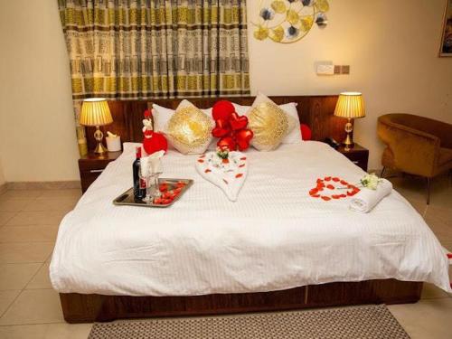 een wit bed met kerstversieringen erop bij Selwilliam Hotel Limited in Trofwi