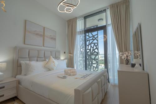 En eller flere senge i et værelse på 1BR Retreat - Warm Tones & Thoughtful Design