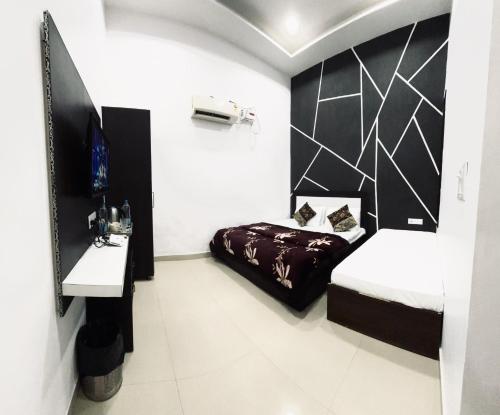 Ein Bett oder Betten in einem Zimmer der Unterkunft Hotel heaven inn