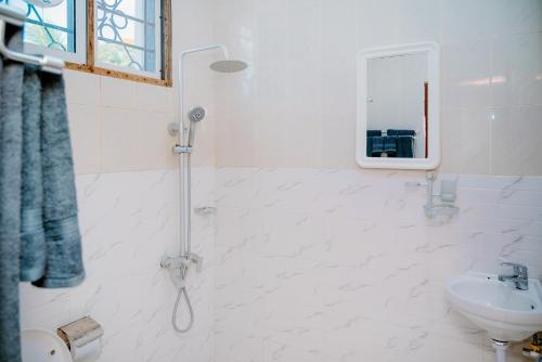 Koupelna v ubytování Roots and Waves