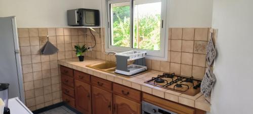 Kuchyň nebo kuchyňský kout v ubytování Maison Cécilia vue sur les saintes