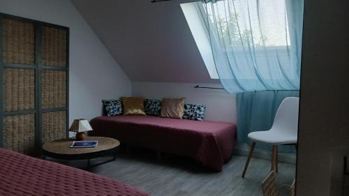 ein kleines Schlafzimmer mit einem Bett und einem Fenster in der Unterkunft les prés de la reine in Saint-Doulchard