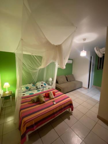 Giường trong phòng chung tại Gites villa bagatelle piscine et Plage à 900m