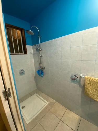 Phòng tắm tại Gites villa bagatelle piscine et Plage à 900m