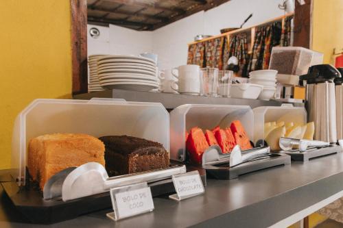 een plank met verschillende soorten brood op een toonbank bij Che Lagarto Hostel Itacaré in Itacaré