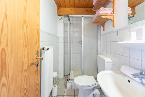 un bagno con un water e un lavandino di Schipp Landen Frida a Schobüll