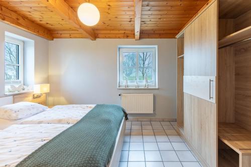 een slaapkamer met een bed en een raam bij Schipp Landen Johanna in Schobüll